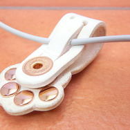 思わず触りたくなる「肉球コードホルダー」が登場、絡みやすいコード類も“猫の手”を借りればスッキリ解決？