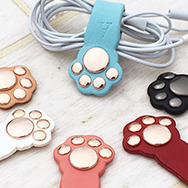 思わず触りたくなる「肉球コードホルダー」が登場、絡みやすいコード類も“猫の手”を借りればスッキリ解決？