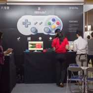 【TGS2017】“どこかで見たような”汎用ゲームパッドが展示……スイッチにも対応