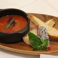 大阪にオープンの「スクウェア・エニックス カフェ」メディア内覧会レポート―大阪独自のギャラリー風店内に色鮮やかなメニュー