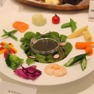 大阪にオープンの「スクウェア・エニックス カフェ」メディア内覧会レポート―大阪独自のギャラリー風店内に色鮮やかなメニュー