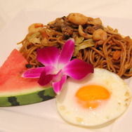 大阪にオープンの「スクウェア・エニックス カフェ」メディア内覧会レポート―大阪独自のギャラリー風店内に色鮮やかなメニュー