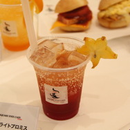 大阪にオープンの「スクウェア・エニックス カフェ」メディア内覧会レポート―大阪独自のギャラリー風店内に色鮮やかなメニュー