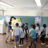 嘉瀬小学校4年生のみんなとニャース