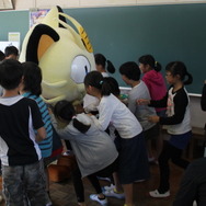 嘉瀬小学校4年生のみんなとニャース