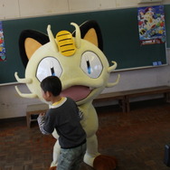 嘉瀬小学校4年生のみんなとニャース