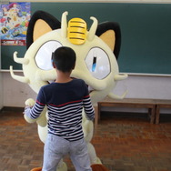 嘉瀬小学校4年生のみんなとニャース