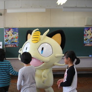 嘉瀬小学校4年生のみんなとニャース