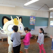 嘉瀬小学校4年生のみんなとニャース