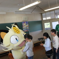 嘉瀬小学校4年生のみんなとニャース