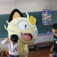 嘉瀬小学校4年生のみんなとニャース