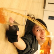 【特集】あの有名コスプレイヤーが草薙京に？！『ザ・キング・オブ・ファイターズD ~DyDo Smile STAND~』のガチャをガチンコ再現！