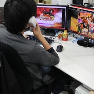 【特集】あの有名コスプレイヤーが草薙京に？！『ザ・キング・オブ・ファイターズD ~DyDo Smile STAND~』のガチャをガチンコ再現！