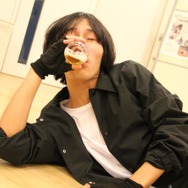 【特集】あの有名コスプレイヤーが草薙京に？！『ザ・キング・オブ・ファイターズD ~DyDo Smile STAND~』のガチャをガチンコ再現！