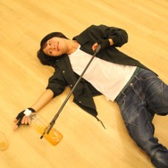 【特集】あの有名コスプレイヤーが草薙京に？！『ザ・キング・オブ・ファイターズD ~DyDo Smile STAND~』のガチャをガチンコ再現！