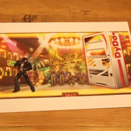 【特集】あの有名コスプレイヤーが草薙京に？！『ザ・キング・オブ・ファイターズD ~DyDo Smile STAND~』のガチャをガチンコ再現！