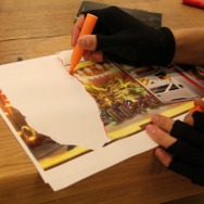 【特集】あの有名コスプレイヤーが草薙京に？！『ザ・キング・オブ・ファイターズD ~DyDo Smile STAND~』のガチャをガチンコ再現！