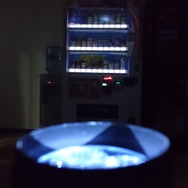 【特集】あの有名コスプレイヤーが草薙京に？！『ザ・キング・オブ・ファイターズD ~DyDo Smile STAND~』のガチャをガチンコ再現！