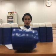 【特集】あの有名コスプレイヤーが草薙京に？！『ザ・キング・オブ・ファイターズD ~DyDo Smile STAND~』のガチャをガチンコ再現！