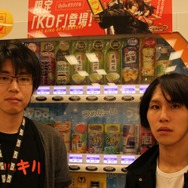 【特集】あの有名コスプレイヤーが草薙京に？！『ザ・キング・オブ・ファイターズD ~DyDo Smile STAND~』のガチャをガチンコ再現！