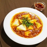 あの激辛麻婆豆腐も？劇場版「Fate/stay night [Heaven's Feel]」アニメイトカフェコラボはメイドと執事がお出迎え