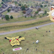 佐賀県にピカチュウ巨大人文字が出現―ニャース気球が襲来、サガせ！ロケット団1000万人！