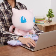 『ポケモン』PCクッションシリーズ最新作は「ミュウ」！アームレストには「ニャスパー」や「スターミー」もデザイン