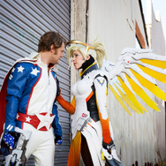 海外コスプレイヤーが結婚記念日に『オーバーウォッチ』ペアコスプレ披露ー旦那さんもノリノリ?