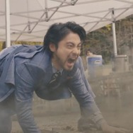 山田孝之が叫び、岩を運び、地中から飛び出す!? TVCM「山田、全力のモンハンワールドごっこ」篇のなりきり度合いが凄すぎる