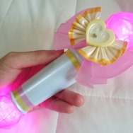 「サイリウムチェンジ!」の声でコスプレ衣装が光り輝く! 音声認識を取り入れた“らぁら”の電飾衣装が見事な完成度