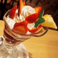 目の覚めるようなブルー！『ロックマン』コラボカフェで“青いカレー”や“青いピザ”を食べてきた