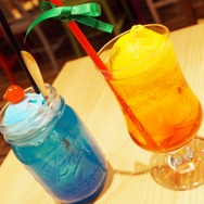 目の覚めるようなブルー！『ロックマン』コラボカフェで“青いカレー”や“青いピザ”を食べてきた