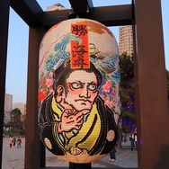 『FGO』水幕電子描画を披露！水上を彩る雅なサーヴァント、北斎が海を駆ける！