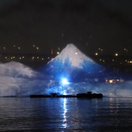 『FGO』水幕電子描画を披露！水上を彩る雅なサーヴァント、北斎が海を駆ける！