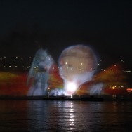 『FGO』水幕電子描画を披露！水上を彩る雅なサーヴァント、北斎が海を駆ける！