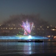 『FGO』水幕電子描画を披露！水上を彩る雅なサーヴァント、北斎が海を駆ける！