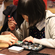 PS2を分解して知るモノの仕組み―「プレイステーション分解ワークショップ」レポート