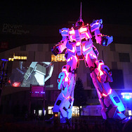 ユニコーンガンダム立像、お台場に立つ！ 演出や変型をフォトレポートでお届け（写真45枚）