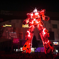 ユニコーンガンダム立像、お台場に立つ！ 演出や変型をフォトレポートでお届け（写真45枚）