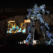 ユニコーンガンダム立像、お台場に立つ！ 演出や変型をフォトレポートでお届け（写真45枚）