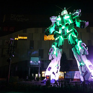 ユニコーンガンダム立像、お台場に立つ！ 演出や変型をフォトレポートでお届け（写真45枚）