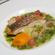 真鯛のクルスティアンと帆立貝のグリル青海苔香るソースと彩り野菜のハーモニー