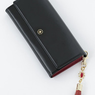 財布　赤のランサーモデル　9,800円（税別）（C)東出祐一郎・TYPE-MOON / FAPC