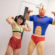 「キン肉マン海の家」1日店長の才木玲佳が編集部を訪問！夏バテ空気をミドルキックでノックアウト！