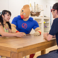 「キン肉マン海の家」1日店長の才木玲佳が編集部を訪問！夏バテ空気をミドルキックでノックアウト！