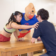 「キン肉マン海の家」1日店長の才木玲佳が編集部を訪問！夏バテ空気をミドルキックでノックアウト！