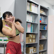 「キン肉マン海の家」1日店長の才木玲佳が編集部を訪問！夏バテ空気をミドルキックでノックアウト！