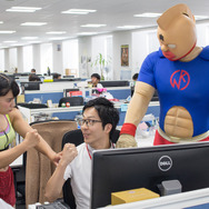 「キン肉マン海の家」1日店長の才木玲佳が編集部を訪問！夏バテ空気をミドルキックでノックアウト！