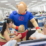 「キン肉マン海の家」1日店長の才木玲佳が編集部を訪問！夏バテ空気をミドルキックでノックアウト！