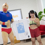 「キン肉マン海の家」1日店長の才木玲佳が編集部を訪問！夏バテ空気をミドルキックでノックアウト！